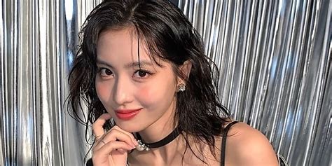 twice セクシー|TWICE モモ、大胆にデコルテ見せ！セクシーな衣装で美貌をア .